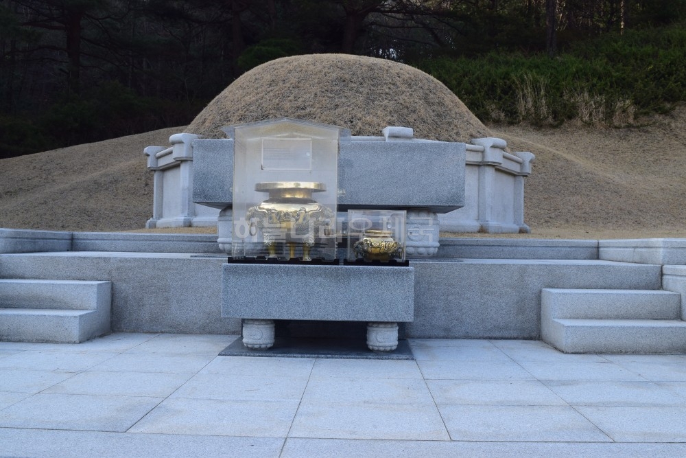 최규하 대통령, 영부인의 묘