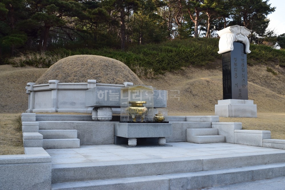 최규하 대통령, 영부인의 묘